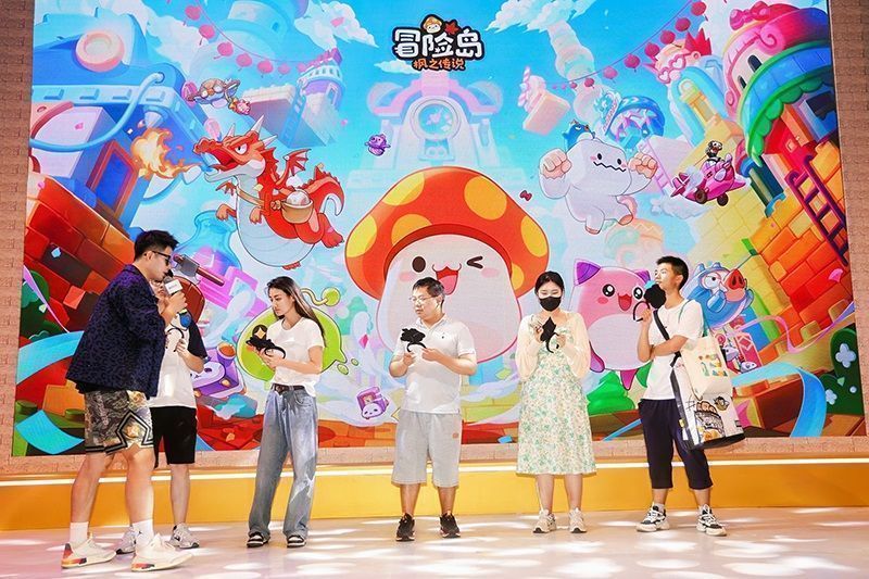 玩家手持限定周边开心展示，周边设计精美