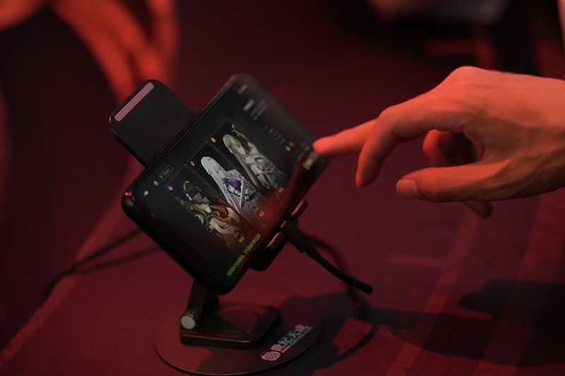 Coser身着华丽角色服装登场，舞台灯光聚焦