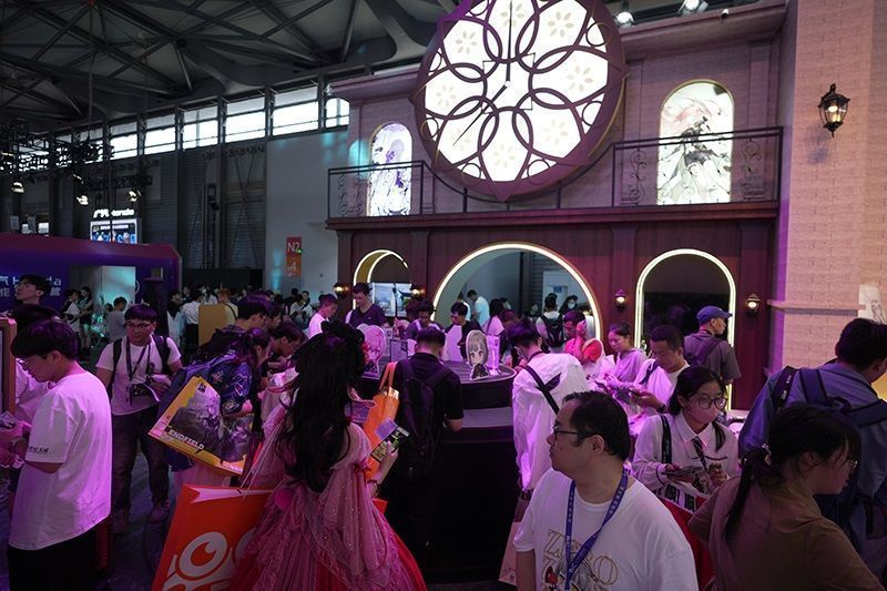 多位Coser同台演出，动作协调，气势十足