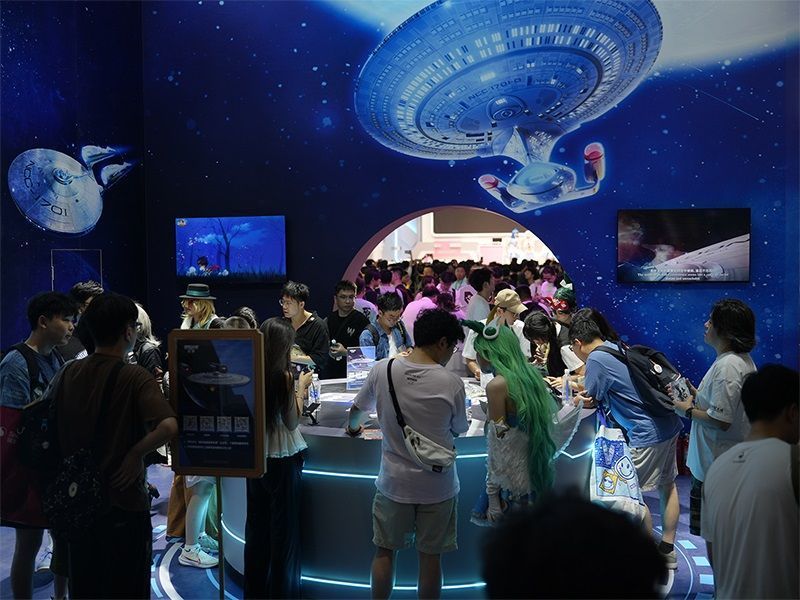 Coser与观众互动击掌，现场气氛热烈