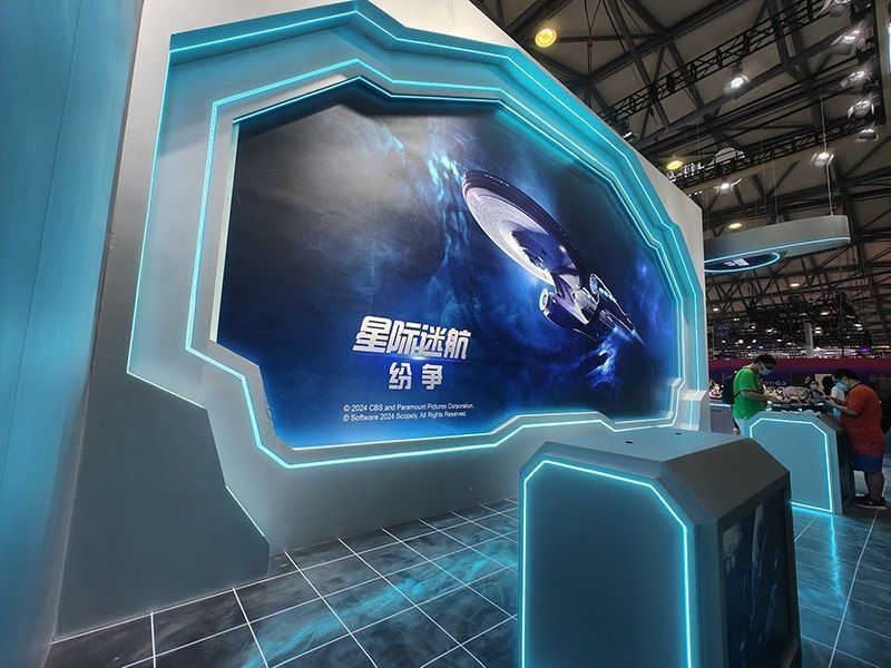 观众与Coser合影，笑容满面