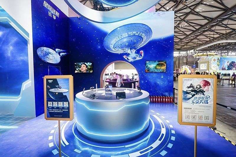 Coser在展台前集体合影，造型各异