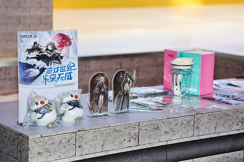 Coser走秀瞬间，裙摆飞扬，舞台效果震撼