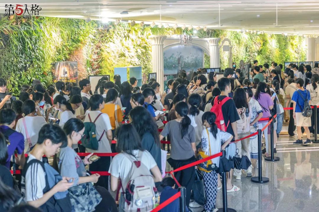 COSER扮演的先知与祭司并肩站立，服饰细节精致，背景为庄园风格布景