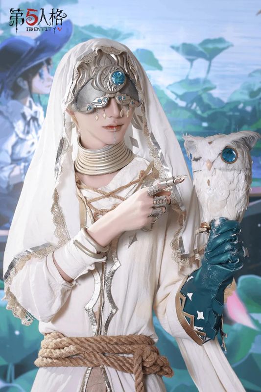 玩家与COSER互动合影，笑容灿烂，现场气氛欢快