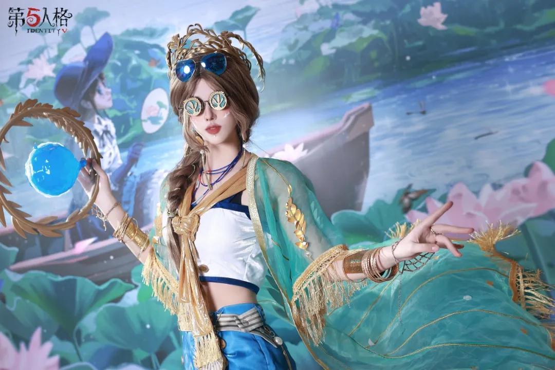 隐士COSER在灯光营造的森林场景中站立，氛围神秘而宁静