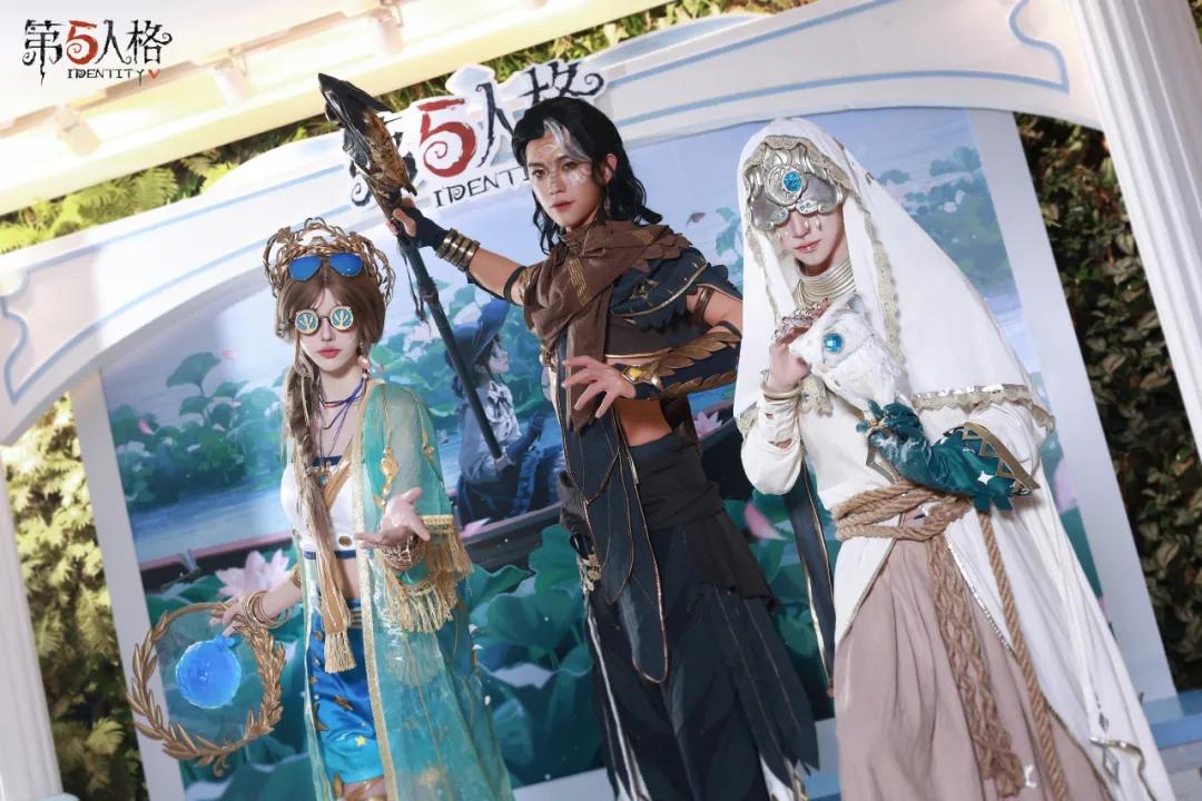 玩家参与互动游戏，工作人员递送印章卡，桌上摆放着莲叶与荷花装饰