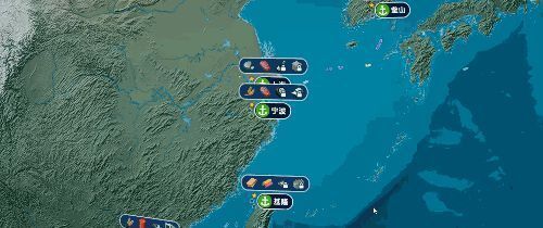 玩家在游戏内操作界面中调整船队配置，右侧显示多艘货轮状态与航行数据