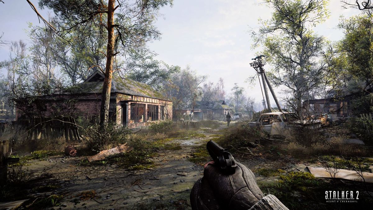 《潜行者2》开发团队GSC Game World的LOGO与游戏场景拼接图，背景为辐射区的破败城市与红色警示灯