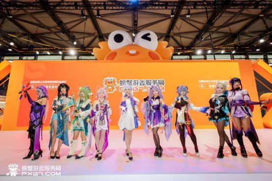 Coser扮演《原神》角色亮相展台，造型精致，引发现场围观