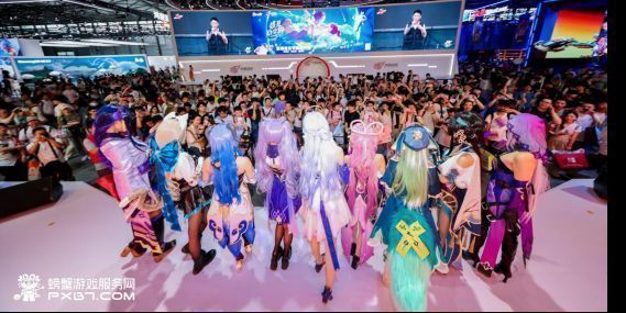 多位Coser集体亮相舞台，站位整齐，角色各具特色