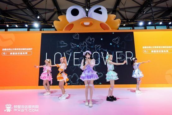 女团成员在舞台上激情演唱，动作整齐，灯光绚丽