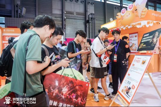 玩家在互动区参与打卡游戏，工作人员发放奖品