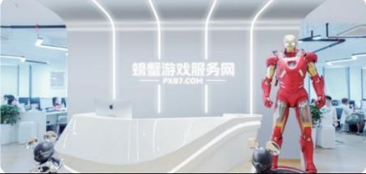 螃蟹账号展台夜晚灯光璀璨，人流不断，气氛热烈