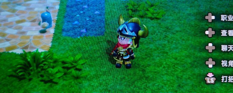 游戏中角色站在基地前，地面长满绿色杂草，背景为田园风格小屋与齿轮机器人悬浮空中准备清理杂草