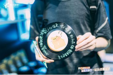 展台上的留声机装置，玩家正将写有催更内容的黑胶碟投入其中，充满仪式感