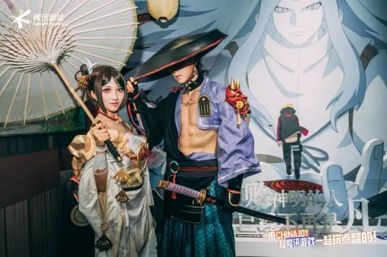 Coser扮演的忍者角色在展台边巡游，与玩家互动合影，还原动漫氛围