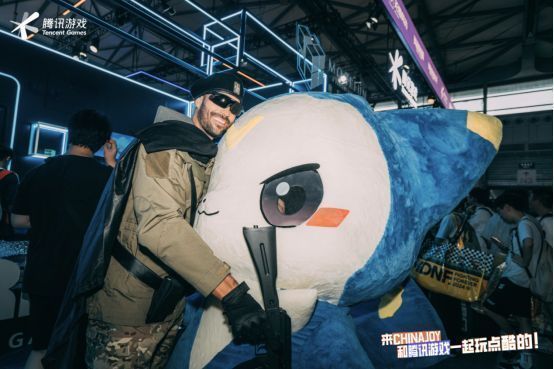 玩家排队与《洛克王国：世界》的小迪莫人偶互动，有人摸头有人合影，场面温馨