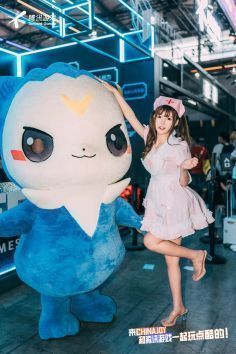 小迪莫人偶与玩家亲密互动，背景为梦幻风格的游戏场景布置