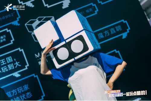 魔方工作室展台上展示的多款新游宣传海报，包括《航海王：壮志雄心》《洛克王国：世界》等