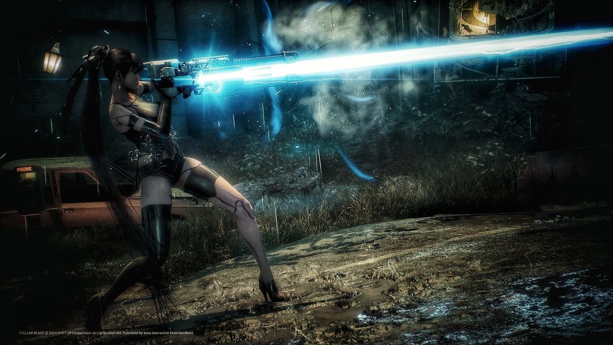 女角色侧身站立，身穿贴身战斗服，长发随风飘扬，背景为未来都市黄昏光影