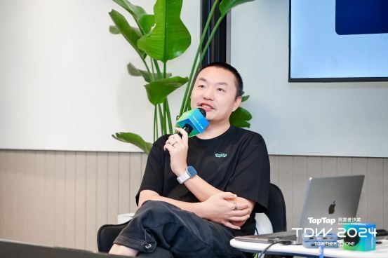 黄一孟在TDW 2024主舞台上发表演讲，神情坚定