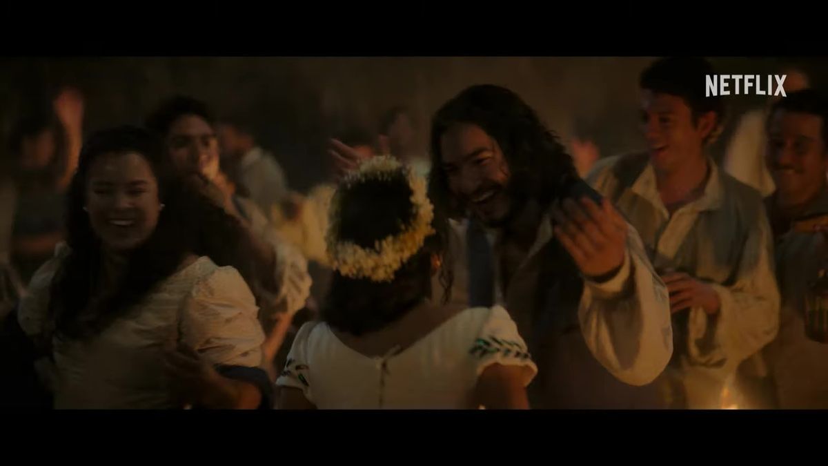 主角在森林中行走，雾气弥漫，树木扭曲如梦境，光影交错