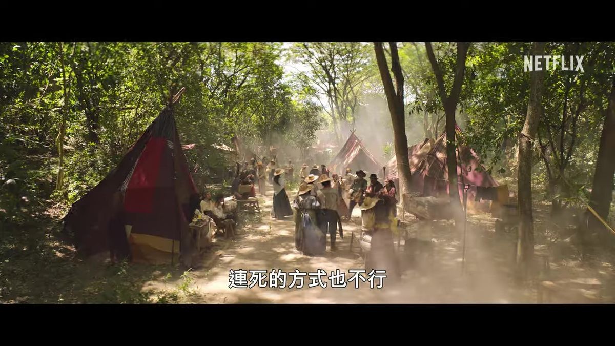 两名男子在庭院中激烈对峙，周围人群围观，气氛紧张