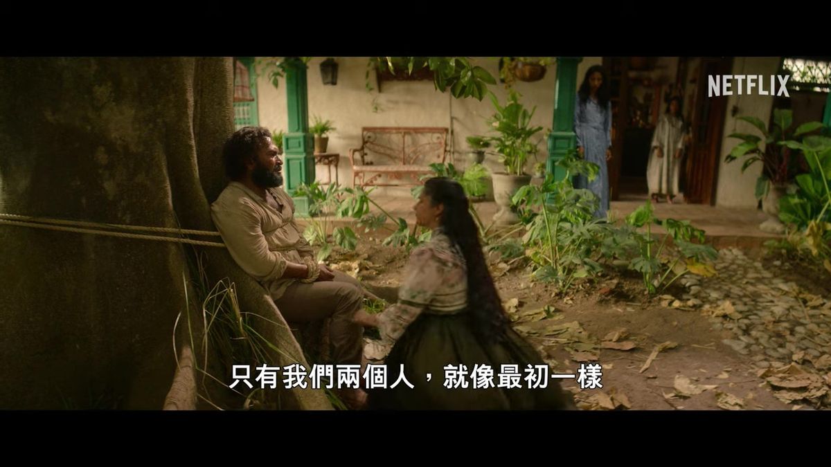 女子坐在镜子前，镜中映出的却是另一个年代的自己，光影诡谲