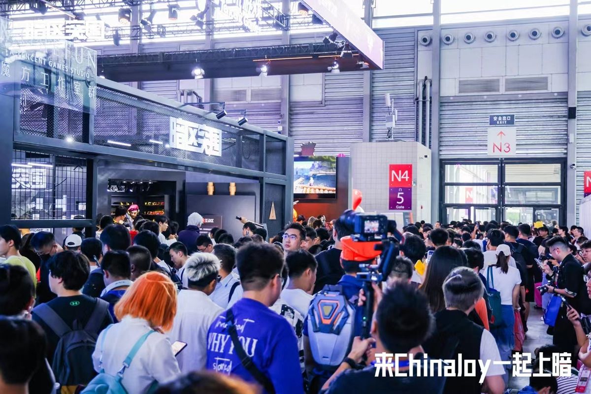 《暗区突围》ChinaJoy展位全景，现场人潮涌动，布展充满战术风格与金属质感