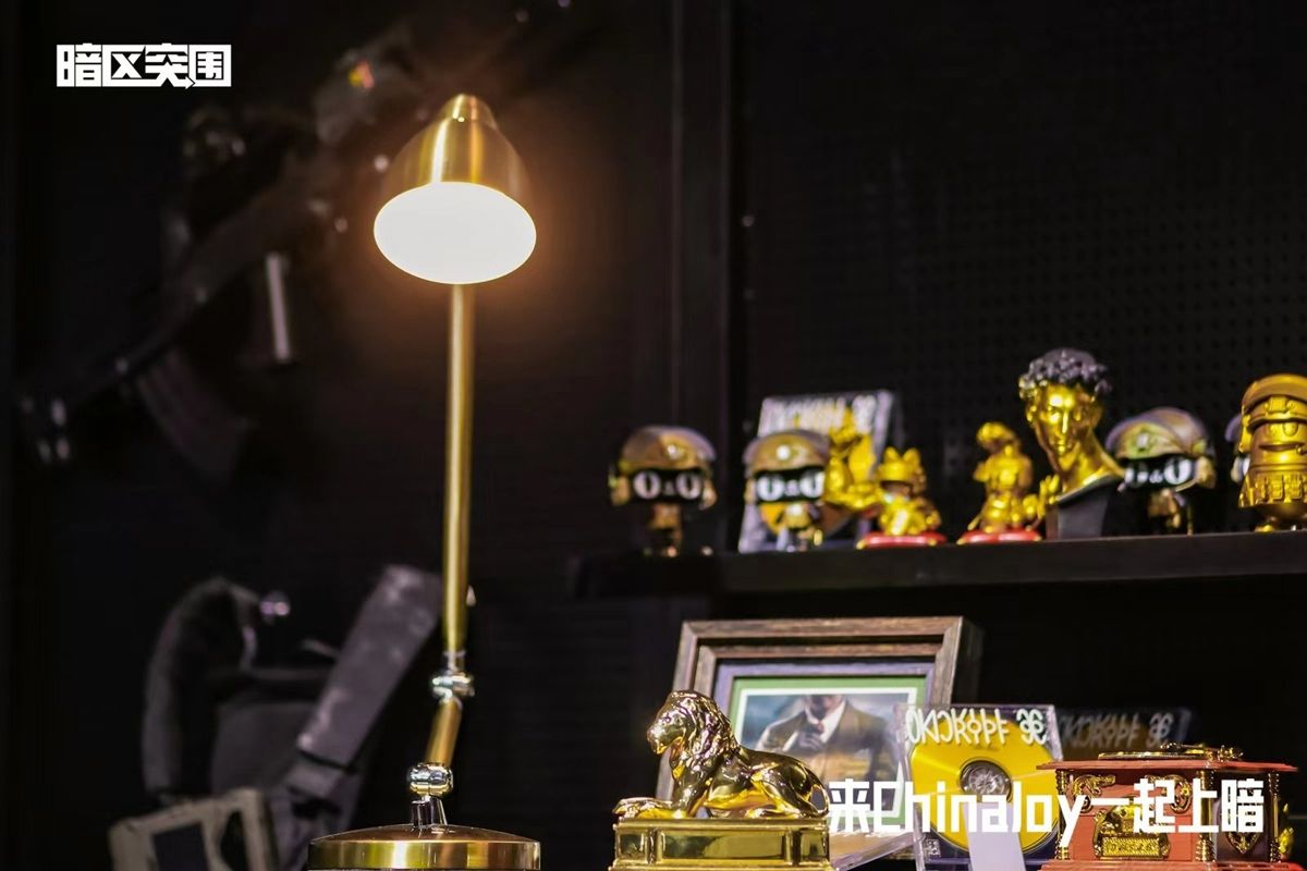 玩家在个人据点区内打卡拍照，四周陈列着游戏中的经典武器与道具