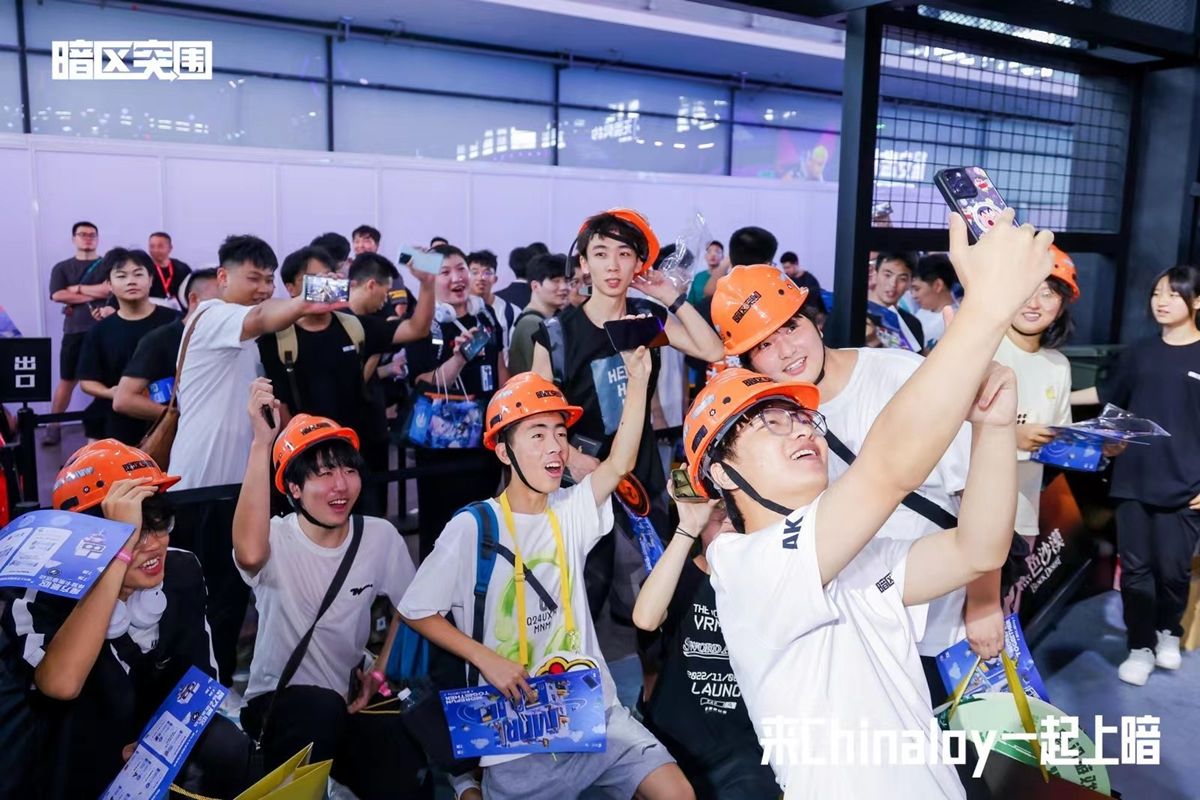 玩家在红外靶场进行射击体验，动作标准，周围布满战术标识与警示灯