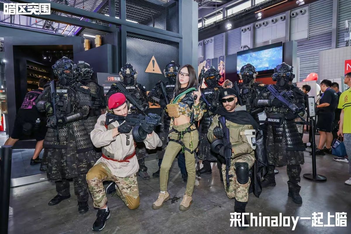 阿贾克斯扮演者与玩家对峙互动，身穿重型战术甲胄，气场十足