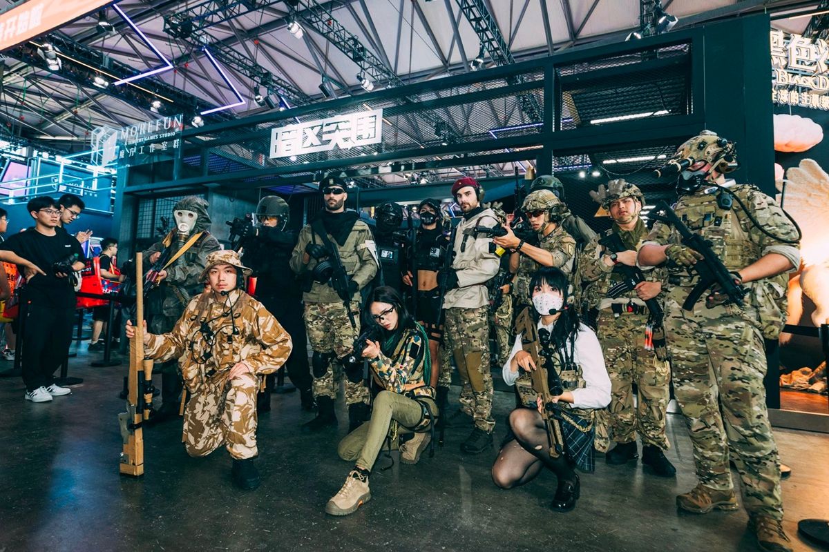 黑卡蒂与雷诺伊尔扮演者同框现身，周围玩家兴奋围观，现场气氛热烈