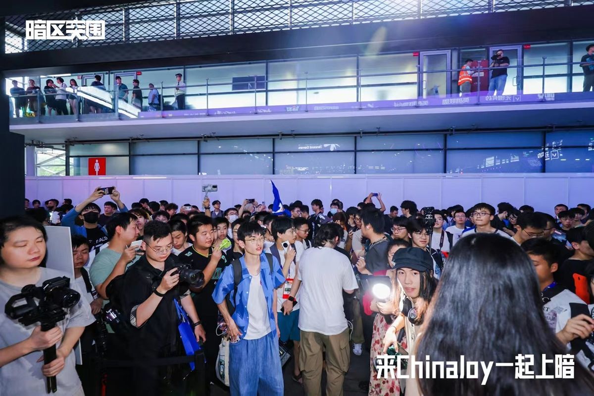 全装玩家与NPC角色同框合影，战术背包、防弹衣细节清晰可见