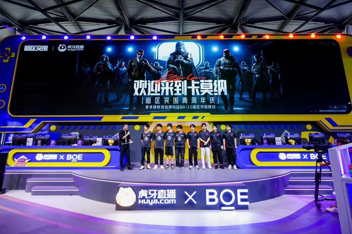 选手佩戴耳机专注操作，屏幕上显示激烈交火场景，弹道特效炸裂