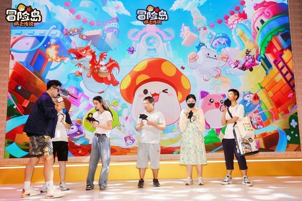 工作人员向完成挑战的玩家发放周边奖品，奖品包括角色立牌和主题徽章