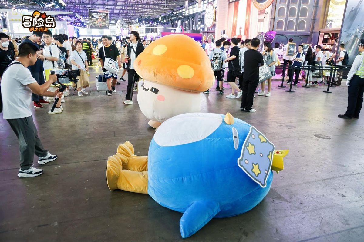 花蘑菇NPC在展馆走廊中趴在地上休息，旁边玩家蹲下与其合影