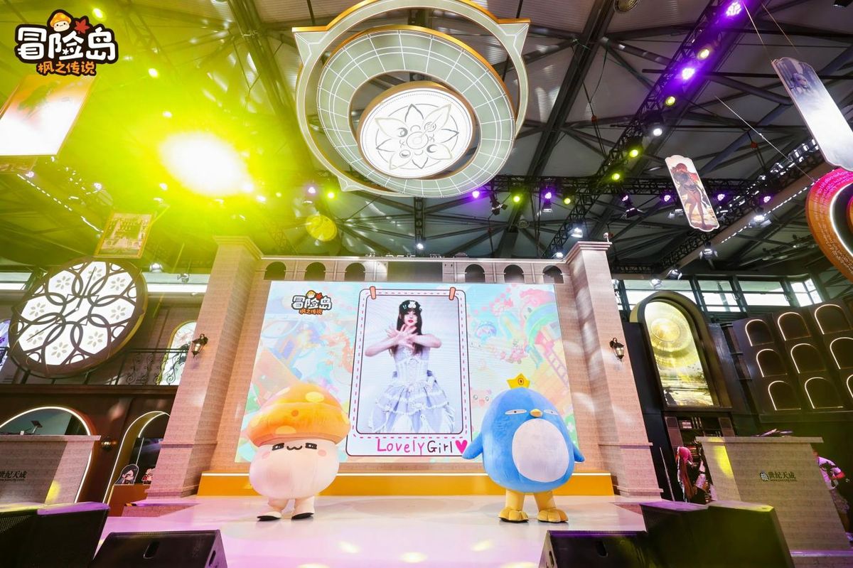 舞台中央，多名舞者身穿花蘑菇服装跳起标志性舞蹈，台下观众举起手机拍摄