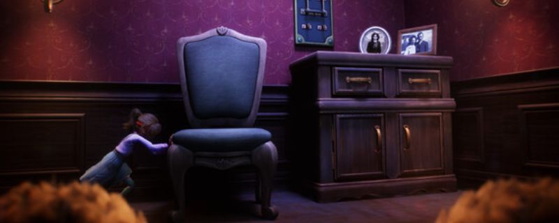 游戏主视觉图，昏暗房间中一个小女孩抱着泰迪熊，背后阴影中隐约浮现巨大熊形轮廓，气氛诡异