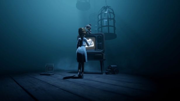 玩家视角下昏暗走廊，木质地板布满裂痕，手电筒光束微弱，远处门缝透出幽幽红光