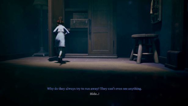 小女孩站在出口门前，手扶门把，身后黑暗中多双眼睛闪烁，气氛紧张至极