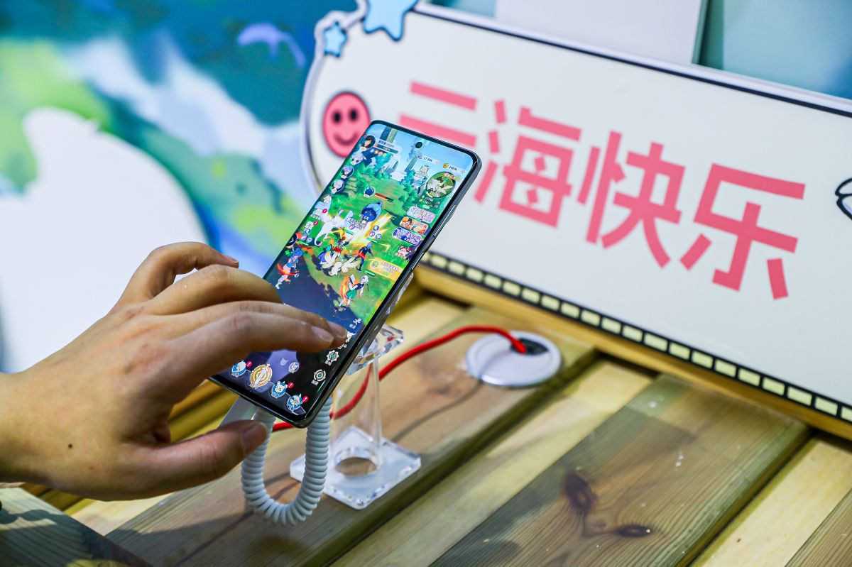 玩家在试玩区专注操作《云海之下》手游，屏幕上显示战斗技能释放界面