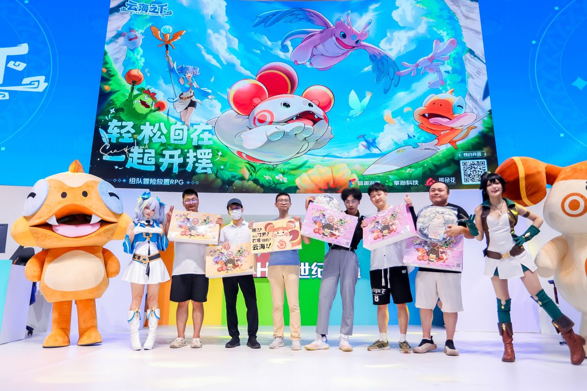 玩家在《云海之下》舞台活动后领取周边奖品，脸上洋溢着喜悦笑容