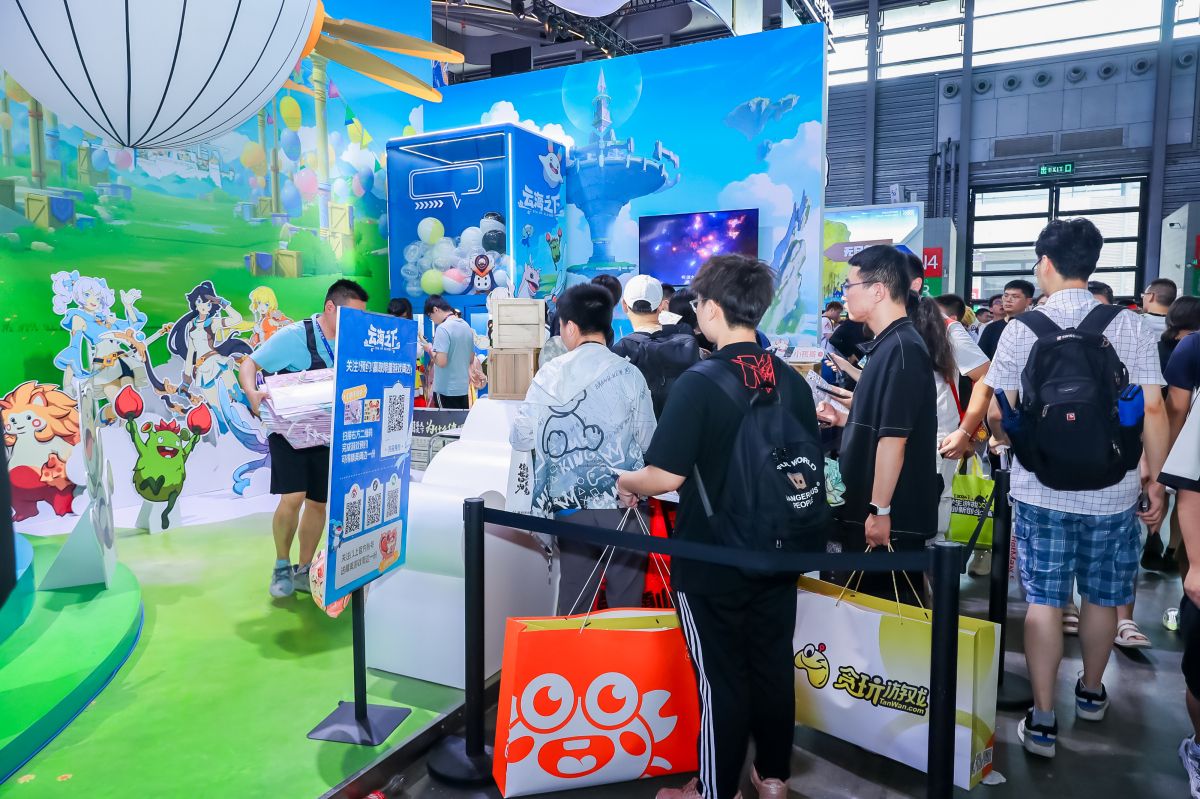 玩家有序排队参与《云海之下》活动，等待抽取幻兽蛋奖励