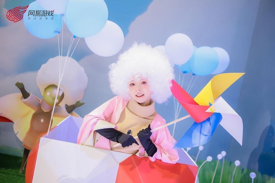 《光·遇》展区还原游戏中的光影场景，玩家静坐打卡，氛围温馨治愈