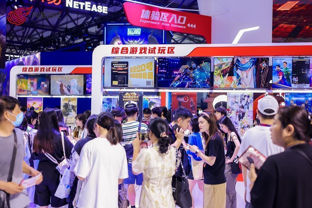 玩家在试玩区专注体验新游，工作人员在一旁指导