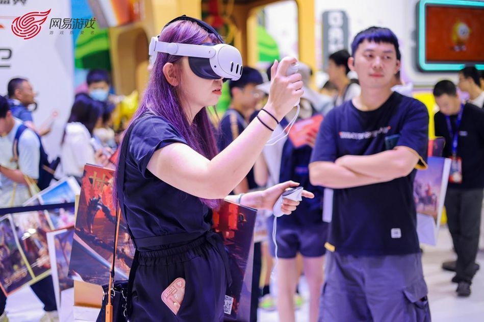 试玩区玩家沉浸于游戏世界，多人同时体验不同作品