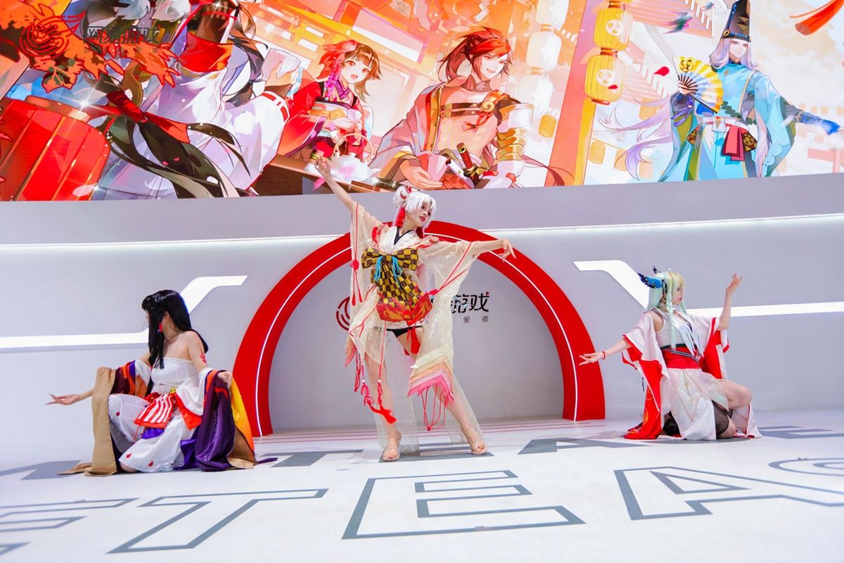 舞者表演《阴阳师》破晓之樱舞蹈，动作优美，舞台效果震撼