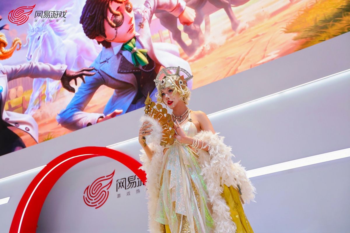 coser在展台进行走秀表演，观众拍照记录精彩瞬间